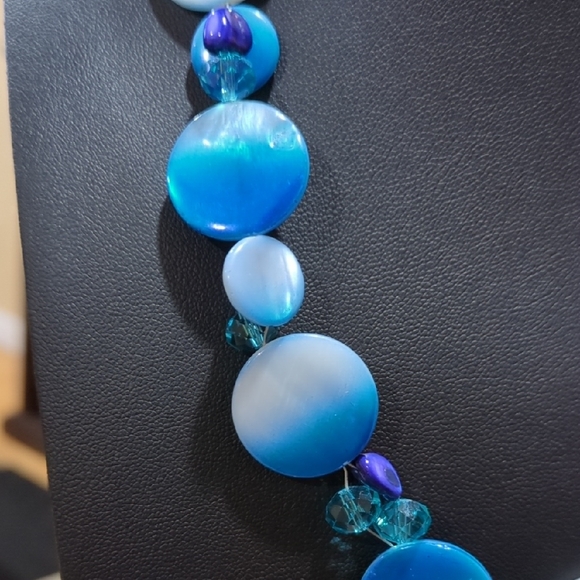 VINTAGE JEWELRY CHICO'S 1980s Retro Blue Shell Disc Lucite Bead Collar Necklace - Picture 4 of 7